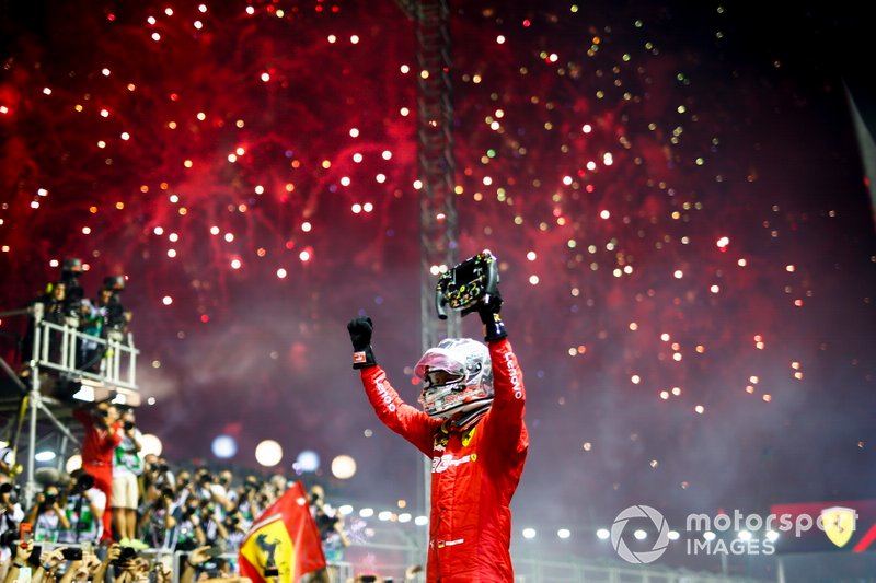 El ganador de la carrera Sebastian Vettel, Ferrari celebra en el Parc Ferme