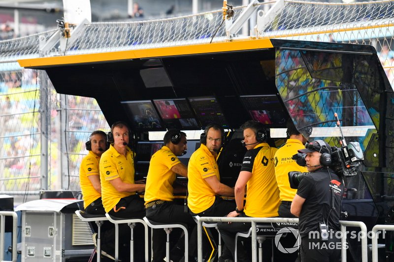 The Renault team on the pit wall