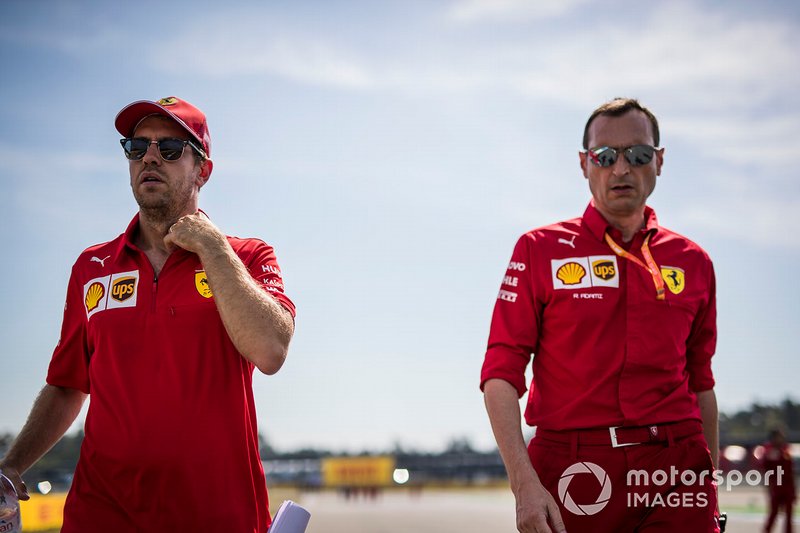 Sebastian Vettel, Ferrari fait un trackwalk avec ses mécaniciens