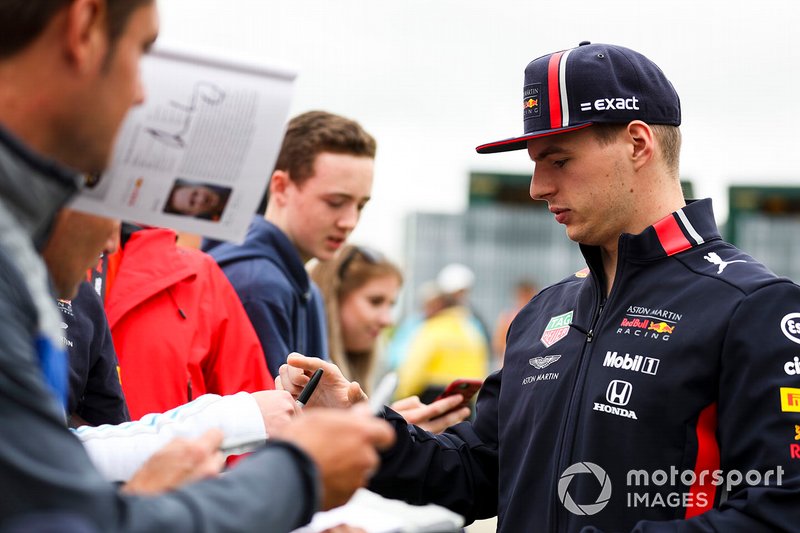 Max Verstappen, Red Bull Racing firma un autografo ad un fan