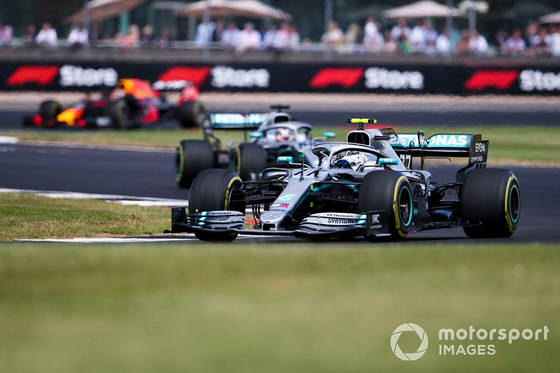 Valtteri Bottas, Mercedes AMG W10, precede Lewis Hamilton, Mercedes AMG F1 W10