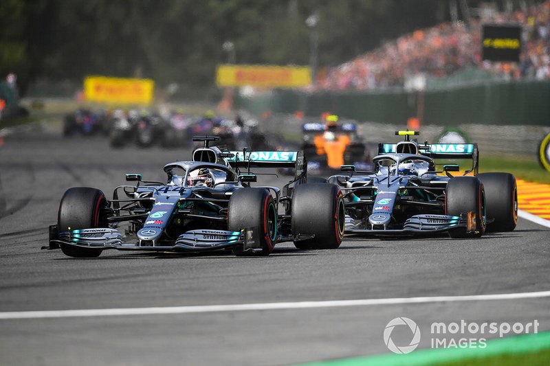 Lewis Hamilton, Mercedes AMG F1 W10, voor Valtteri Bottas, Mercedes AMG W10, Lando Norris, McLaren MCL34, en de rest van het veld