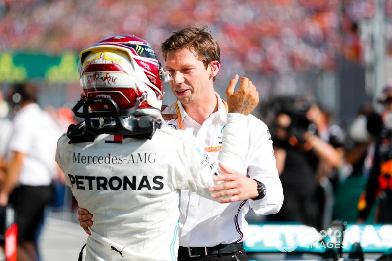 Il vincitore della gara Lewis Hamilton, Mercedes AMG F1 festeggia al Parc Ferme con James Vowles, Motorsport Strategy Director, Mercedes AMG F1