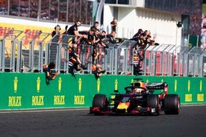 Max Verstappen, Red Bull Racing RB15, 2nd position, is cheered over the line by his team