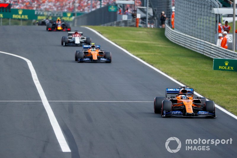 Carlos Sainz Jr, McLaren MCL34, lidera Lando Norris, McLaren MCL34, y Kimi Raikkonen, Alfa Romeo Racing C38