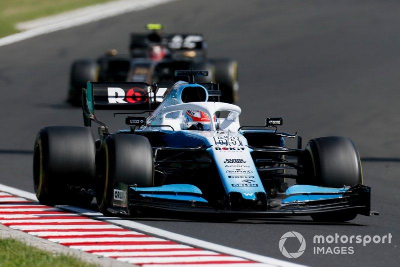 George Russell, Williams Racing FW42, precede Kevin Magnussen, Haas F1 Team VF-19