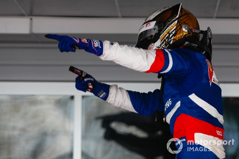 Robert Shwartzman, PREMA Racing, festeggia la vittoria del titolo