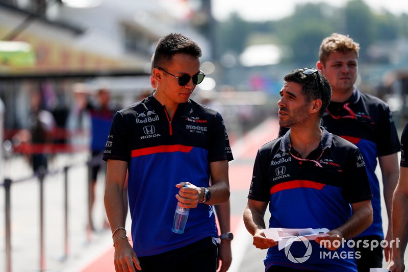 Alexander Albon, Toro Rosso walks the track with his team