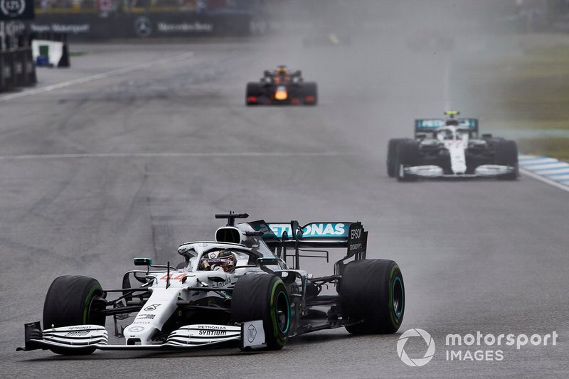 Lewis Hamilton, Mercedes AMG F1 W10, lidera Valtteri Bottas, Mercedes AMG W10, y Max Verstappen, Red Bull Racing