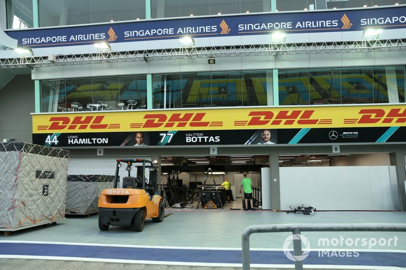 Il team Mercedes apre delle casse, nel box