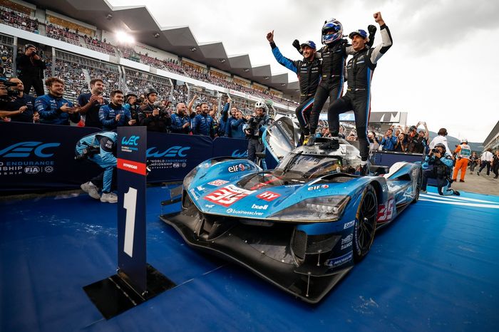 Race winner #35 Alpine Endurance Team Alpine A424: Paul-Loup Chatin, Ferdinand Habsburg, Charles Milesi