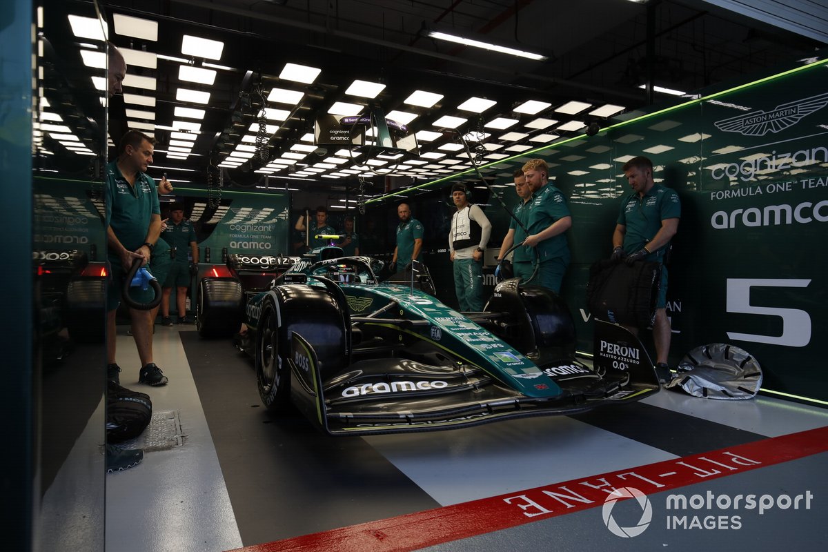 Sebastian Vettel, Aston Martin AMR22, en el box con sus mecánicos