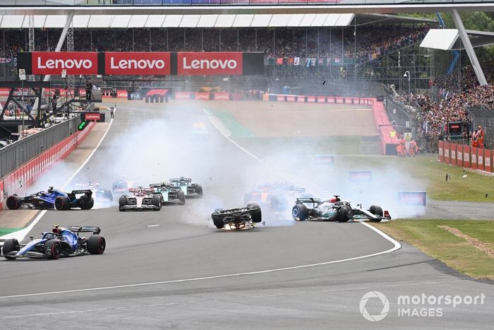 El accidente de Zhou Guanyu, Alfa Romeo C42, al inicio de la carrera