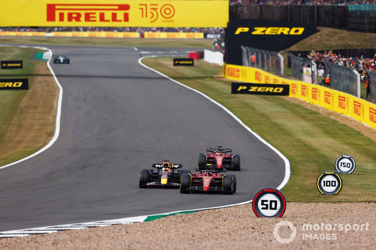 Carlos Sainz, Ferrari F1 75, Max Verstappen, Red Bull Racing RB18, Charles Leclerc, Ferrari F1 75