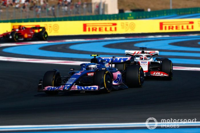 Esteban Ocon, Alpine A522, Kevin Magnussen, Haas VF-22, Charles Leclerc, Ferrari F1-75