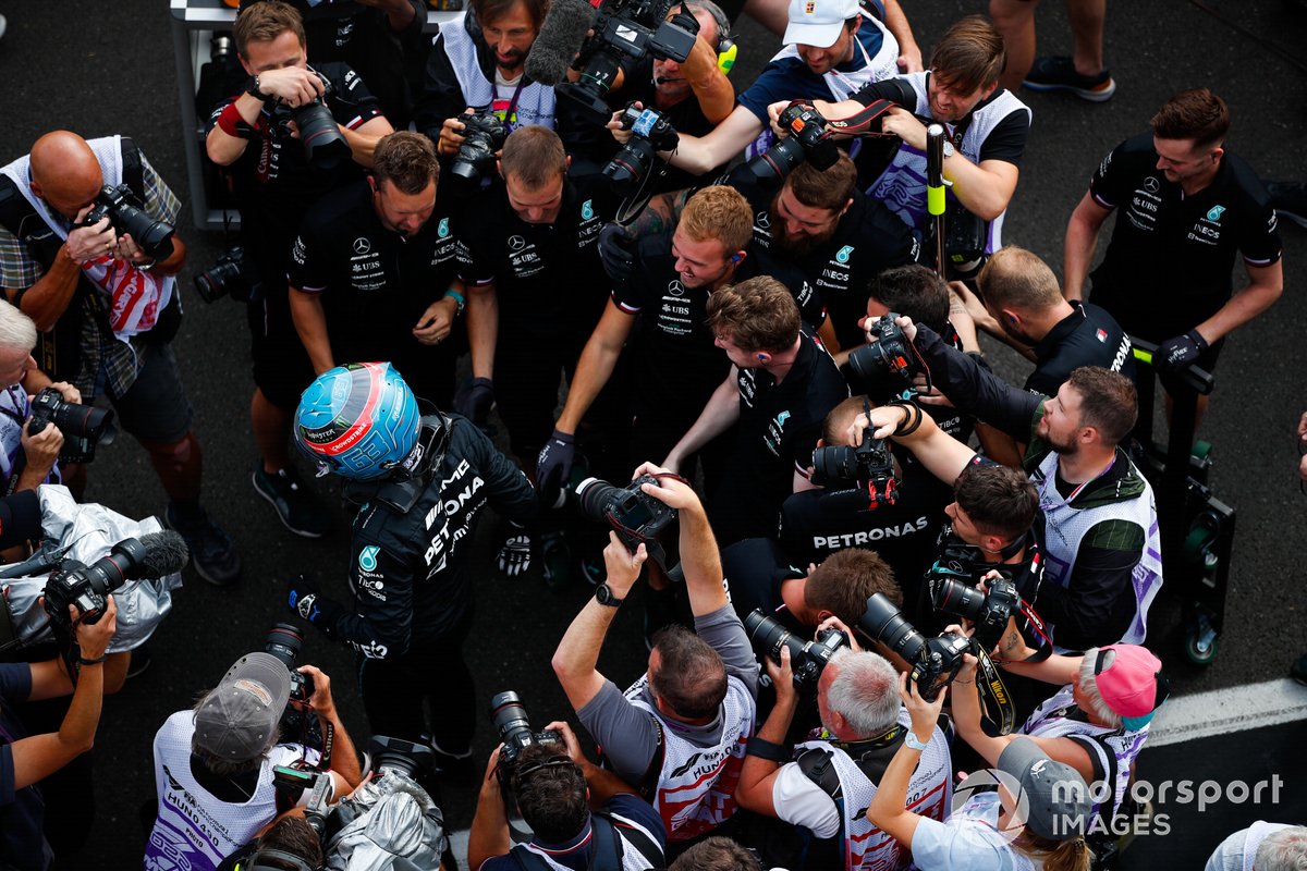 George Russell, Mercedes-AMG, festeggia la pole position