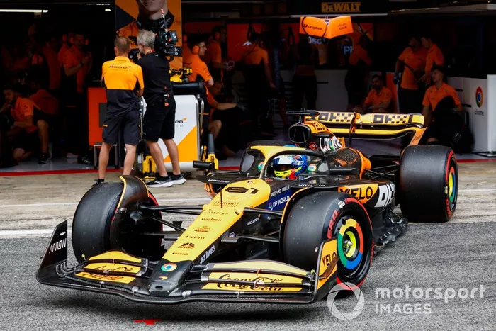 Oscar Piastri, McLaren MCL38, sale del garaje