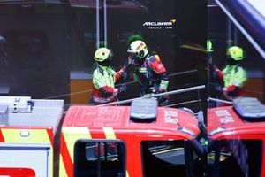 Los bomberos trabajan en la extinción del incendio del hospital McLaren.