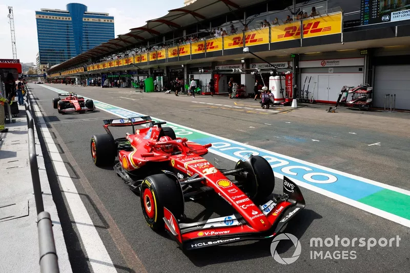 Charles Leclerc, Ferrari SF-24, Carlos Sainz, Ferrari SF-24, dans la voie des stands