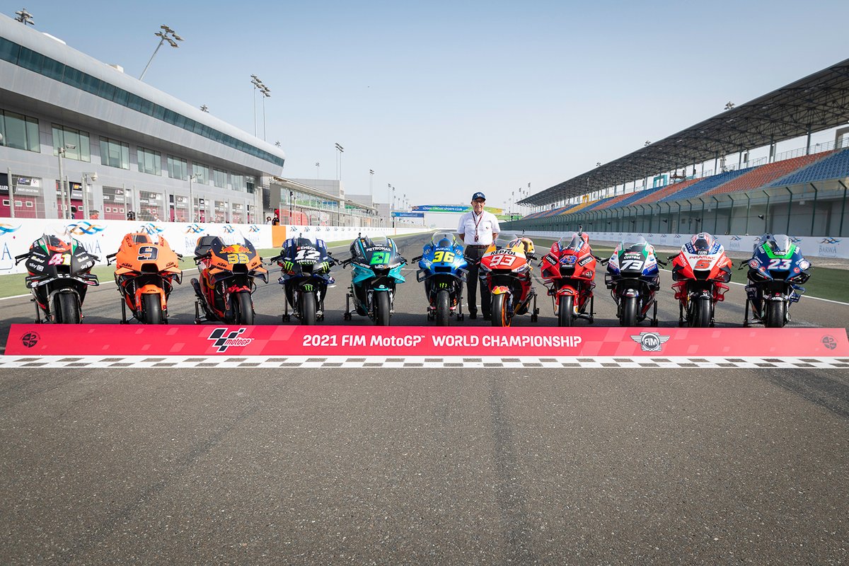 Carmelo Ezpeleta, CEO de Dorna, con las motos de MotoGP 2021