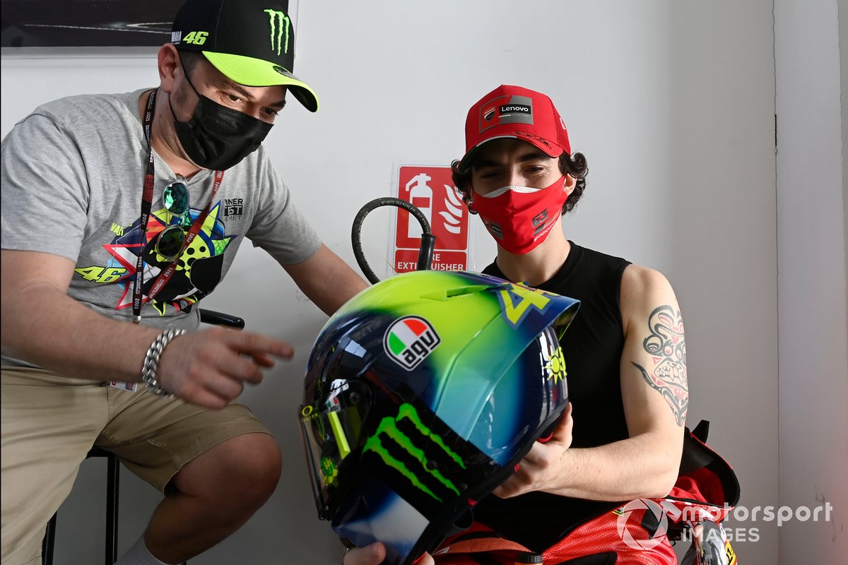 Francesco Bagnaia, del equipo Ducati, mirando el casco de Valentino Rossi, del Petronas Yamaha SRT