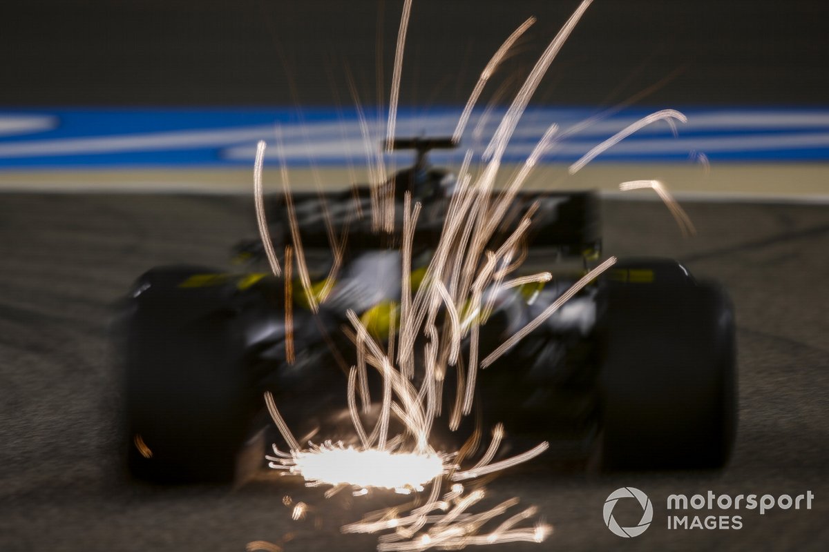 Scintille volano dal retrotreno dell'auto di Daniel Ricciardo, Renault F1 Team R.S.20