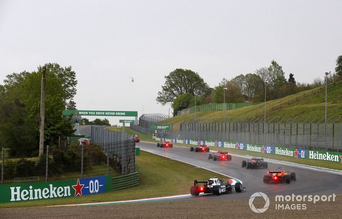 Sergio Pérez, Red Bull Racing RB16B, Daniel Ricciardo, McLaren MCL35M, Pierre Gasly, AlphaTauri AT02