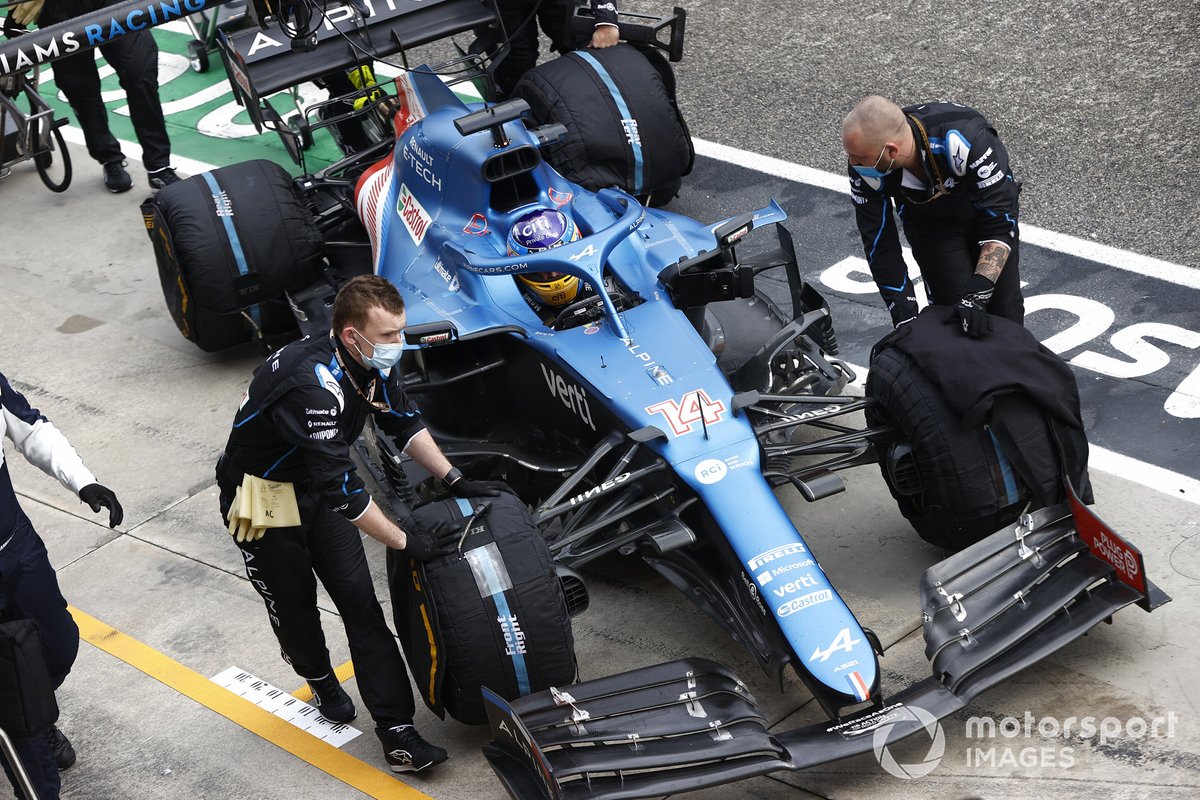 Mecánicos con Fernando Alonso, Alpine A521,