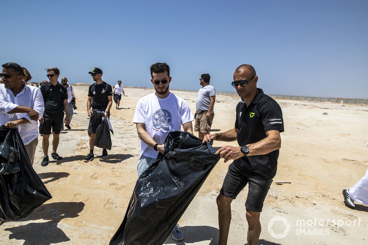 Stephane Sarrazin, Veloce Racing, limpian la playa