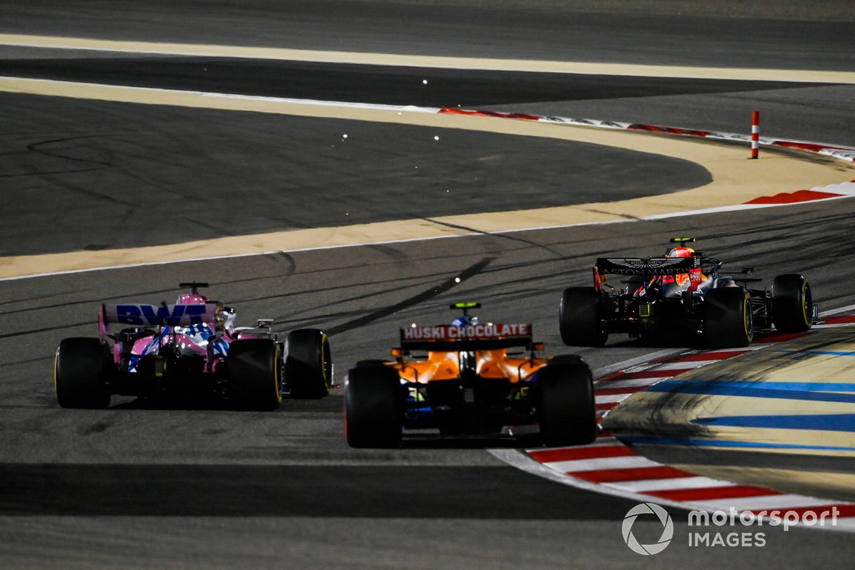 Alex Albon, Red Bull Racing RB16, Sergio Perez, Racing Point RP20, e Lando Norris, McLaren MCL35
