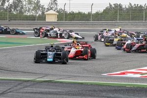 Dan Ticktum, Dams leads Mick Schumacher, Prema Racing