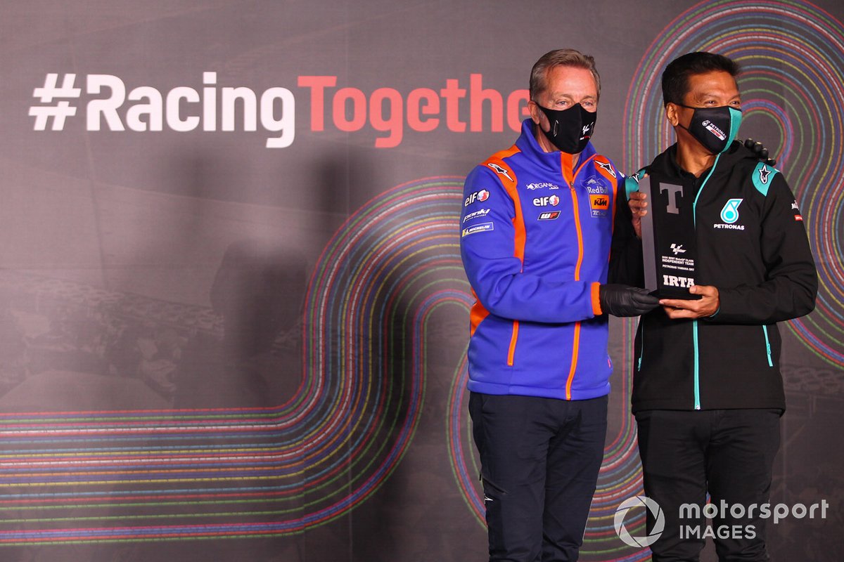 Razlan Razali, Petronas Yamaha SRT, recibe el premio al mejor equipo satélite con Herve Poncharal