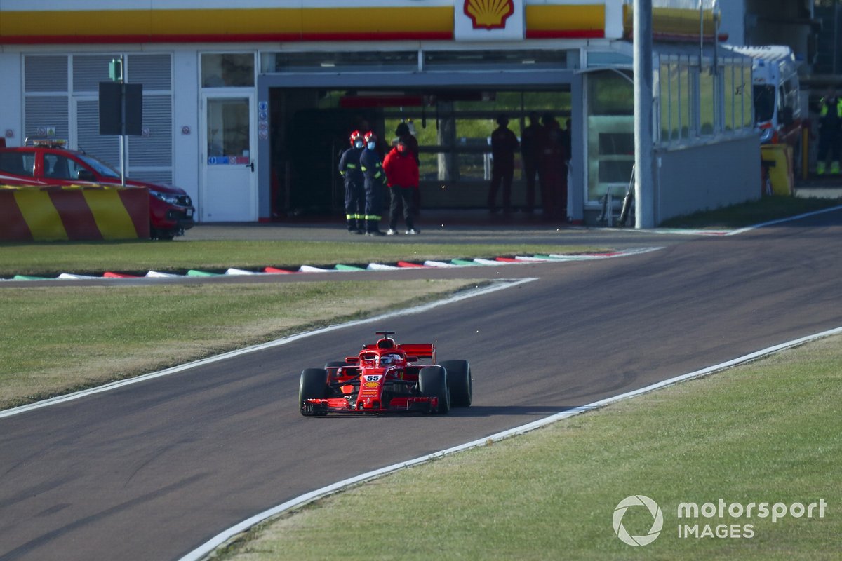 Pembalap anyar Ferrari, Carlos Sainz Jr., saat menjalani tes privat dengan mobil SF71H di Sirkuit Fiorano, Italia.
