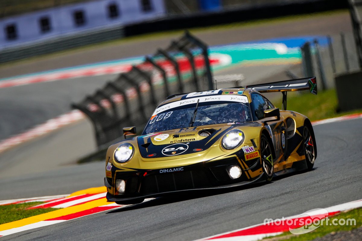 #54 Dinamic Motorsport Porsche 911 GT3 R: Laurens Vanthoor, Earl Bamber, Kevin Estre