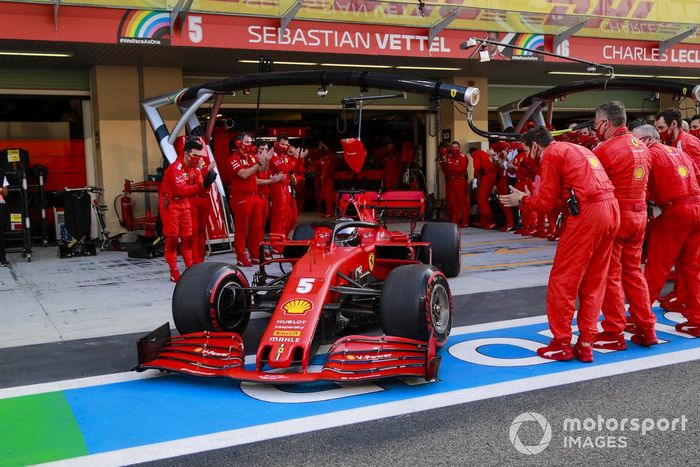 Sebastian Vettel, Ferrari SF1000, se dirige a la parrilla mientras sus mecánicos aplauden