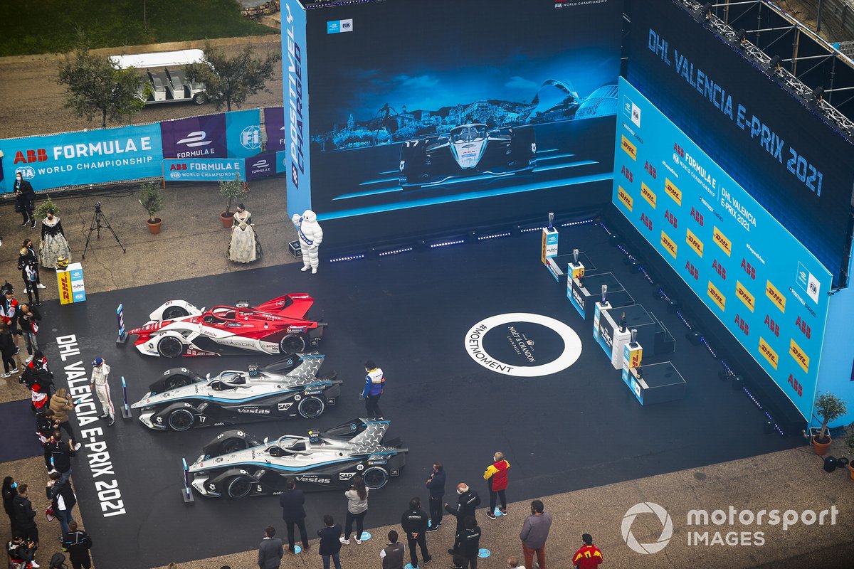 En el podio los coches de el ganador Nyck de Vries, Mercedes-Benz EQ, EQ Silver Arrow 02, segundo lugar Nico Muller, Dragon Penske Autosport, Penske EV-5, y tercer lugar Stoffel Vandoorne, Mercedes-Benz EQ, EQ Silver Arrow 02, en Parc Ferme