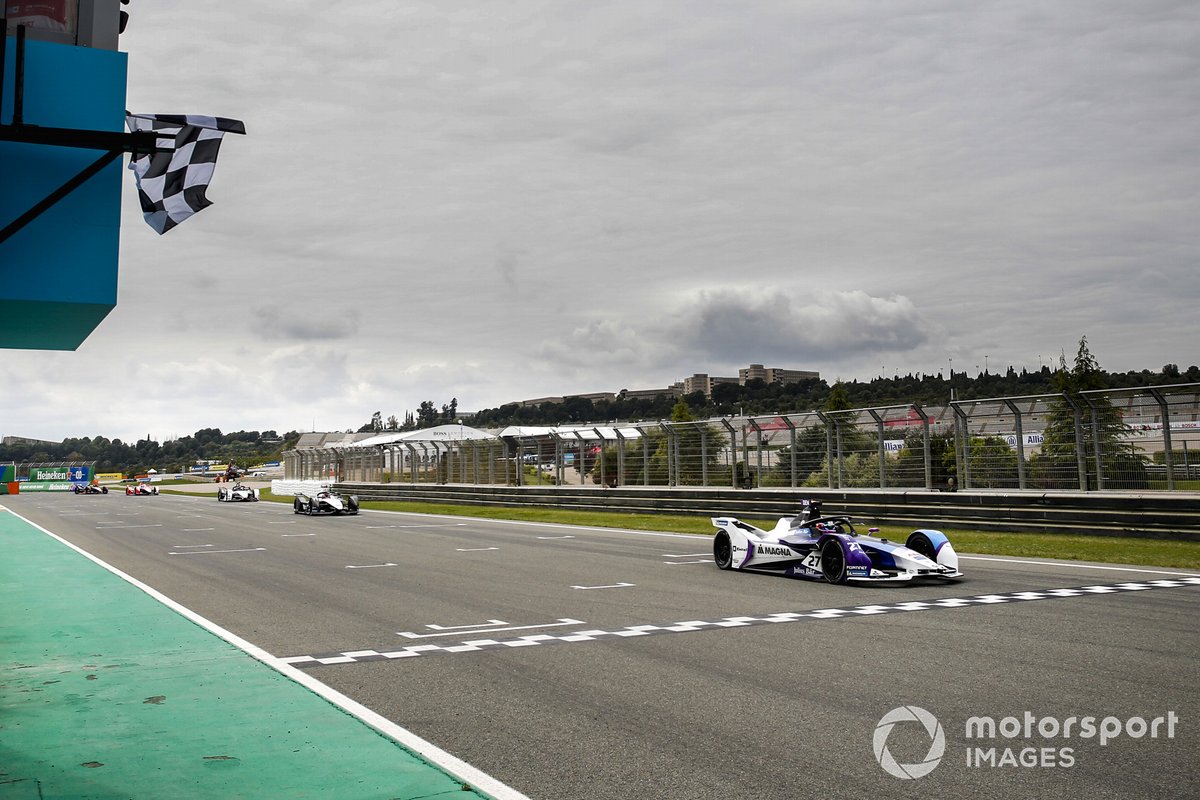 Race winner Jake Dennis, BMW i Andretti Motorsport, BMW iFE.21 crosses the finish line