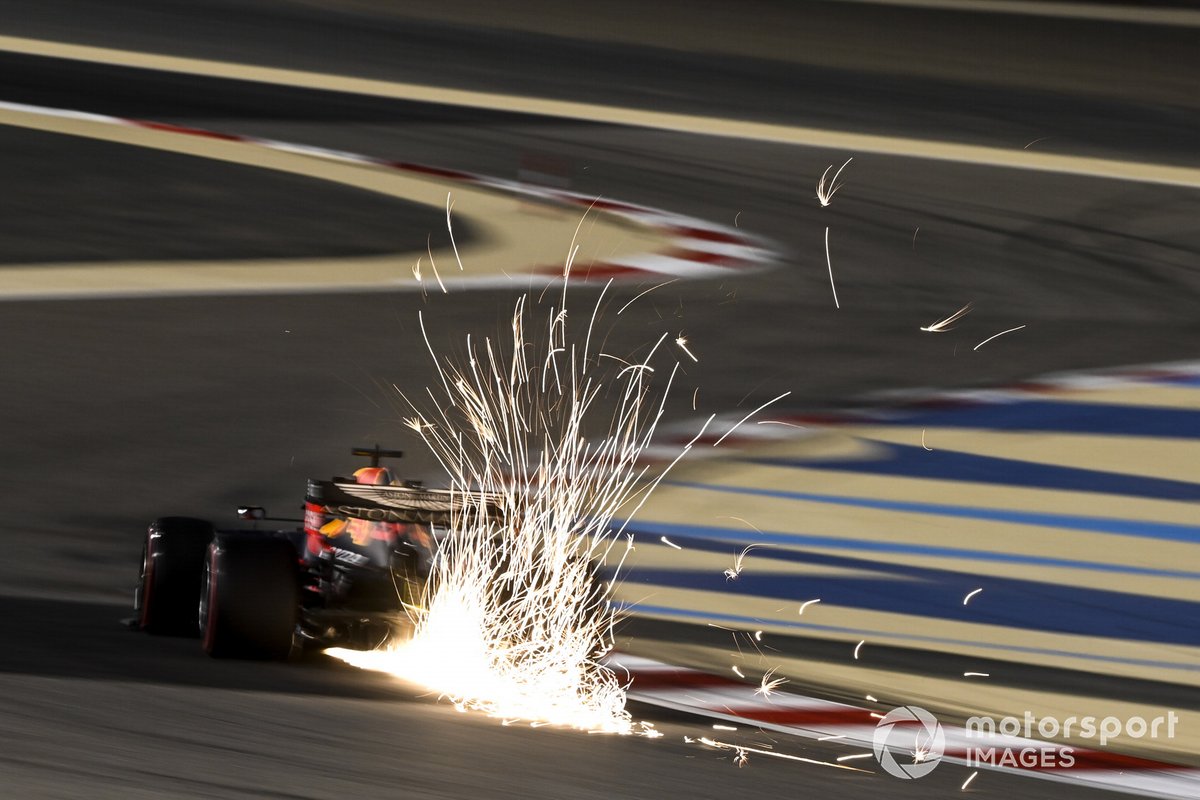 Le scintille escono dalla Red Bull Racing RB16 di Max Verstappen,