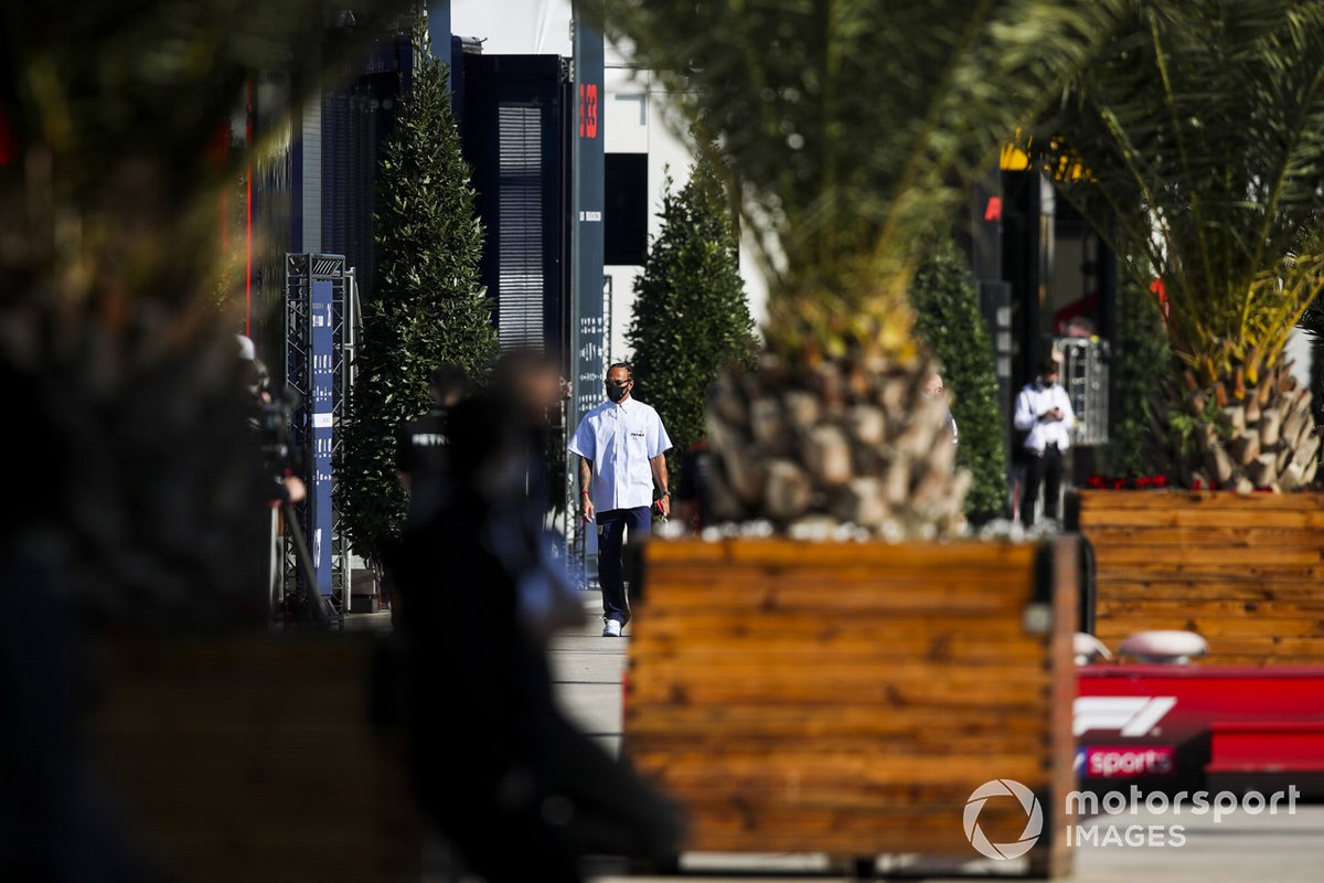 Lewis Hamilton, Mercedes-AMG F1 arriva nel paddock