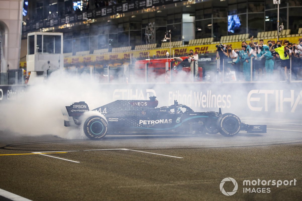 Lewis Hamilton, Mercedes F1 W11, terzo classificato, si esibisce in alcuni testacoda sulla griglia di partenza al termine della gara per festeggiare la conferma del suo 7° titolo mondiale piloti