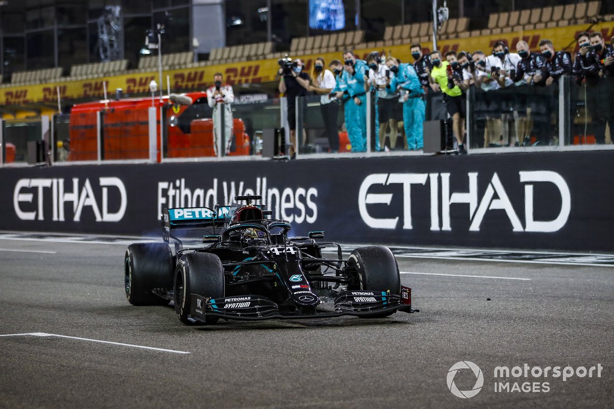 Lewis Hamilton, Mercedes F1 W11, terzo classificato, si esibisce in alcuni testacoda sulla griglia di partenza al termine della gara per festeggiare la conferma del suo 7° titolo mondiale piloti