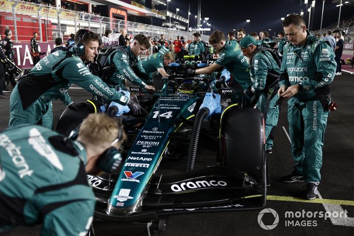 Fernando Alonso, Aston Martin AMR23, en la parrilla con los mecánicos