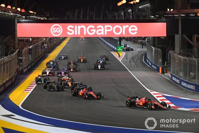 Carlos Sainz, Ferrari SF-23, Charles Leclerc, Ferrari SF-23, George Russell, Mercedes F1 W14, Lewis Hamilton, Mercedes F1 W14, Lando Norris, McLaren MCL60, el resto de la parrilla en la salida.