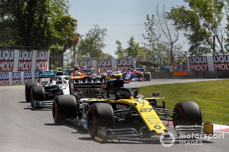 Nico Hulkenberg, Renault F1 Team R.S. 19, Valtteri Bottas, Mercedes AMG W10