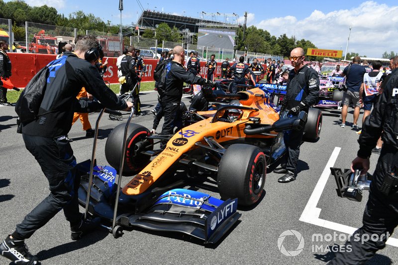 Carlos Sainz Jr., McLaren MCL34, arrives on the grid