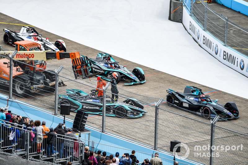 Alex Lynn, Panasonic Jaguar Racing, se aleja de su Jaguar I-Type 3 al ser recuperado por los marshals mientras que Gary Paffett, HWA Racelab, VFE-05, Mitch Evans, Panasonic Jaguar Racing, Jaguar I-Type 3, Maximillian Gunther, GEOX Dragon Racing, Penske EV-3