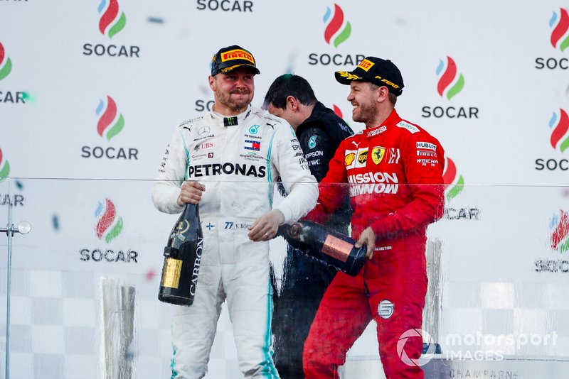 Valtteri Bottas, Mercedes AMG F1, vincitore, e Sebastian Vettel, Ferrari, terzo, festeggiano sul podio