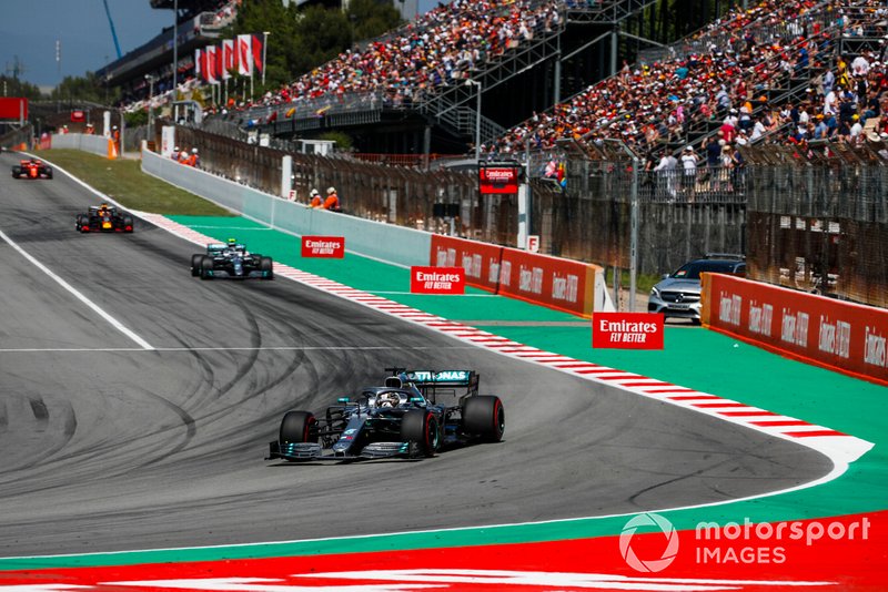 Lewis Hamilton, Mercedes AMG F1 W10, precede Valtteri Bottas, Mercedes AMG W10, e Max Verstappen, Red Bull Racing RB15
