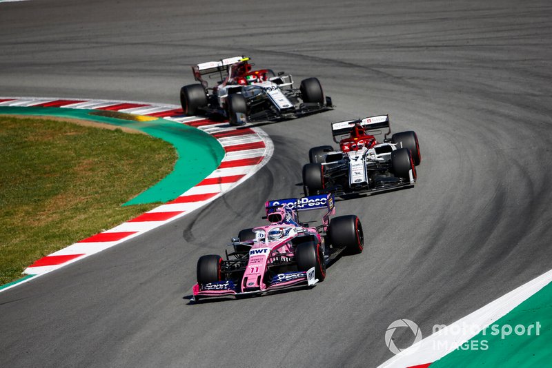 Sergio Perez, Racing Point RP19, leadsKimi Raikkonen, Alfa Romeo Racing C38, and Antonio Giovinazzi, Alfa Romeo Racing C38