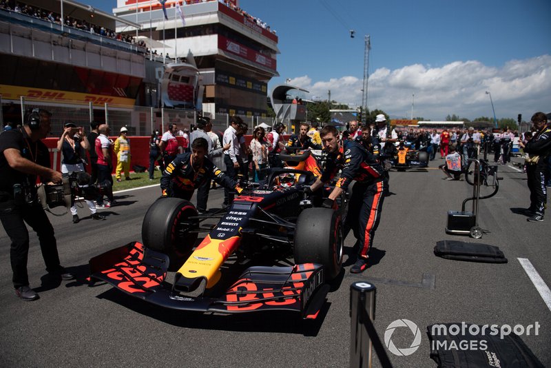 Max Verstappen, Red Bull Racing RB15, arrives on the grid